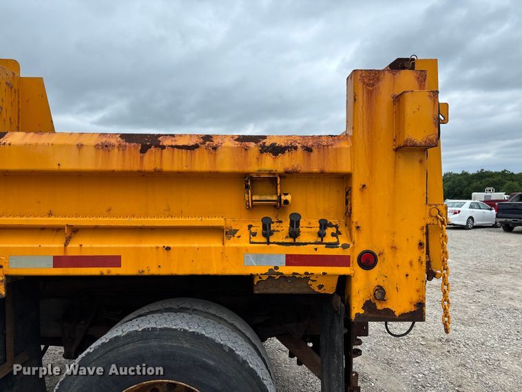 image for item FC5816 2001 International 4900 dump truck