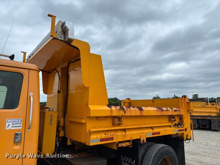 image for item FC5816 2001 International 4900 dump truck