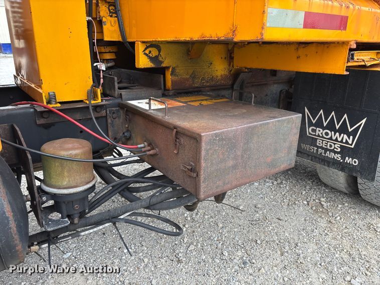 image for item FC5816 2001 International 4900 dump truck