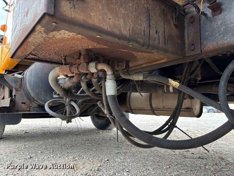 image for item FC5816 2001 International 4900 dump truck