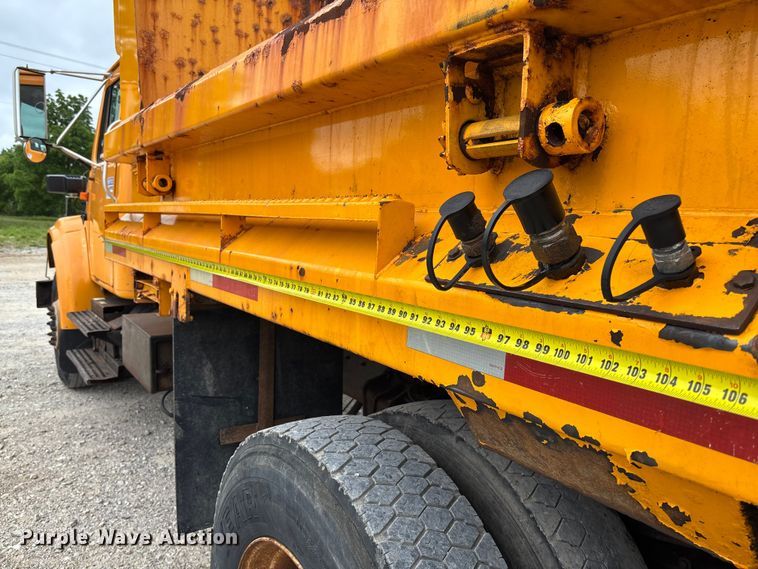 image for item FC5816 2001 International 4900 dump truck