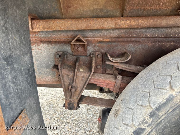 image for item FC5816 2001 International 4900 dump truck