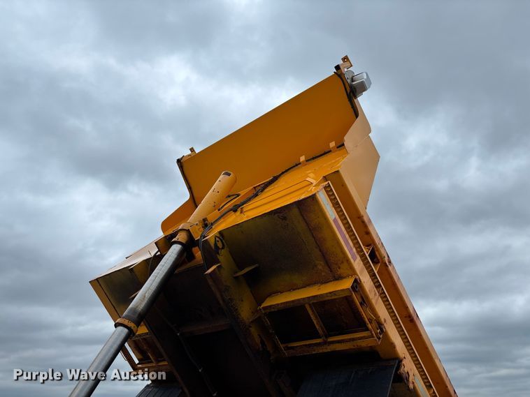 image for item FC5816 2001 International 4900 dump truck