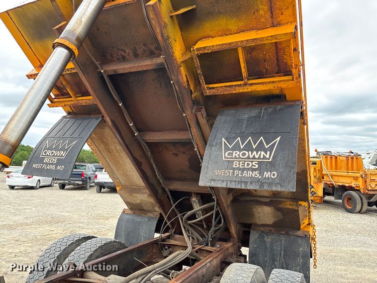 image for item FC5816 2001 International 4900 dump truck