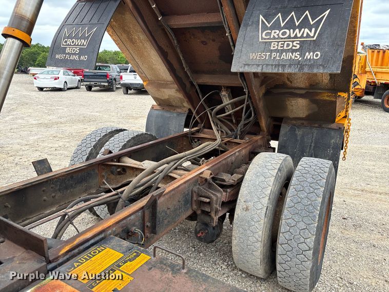 image for item FC5816 2001 International 4900 dump truck