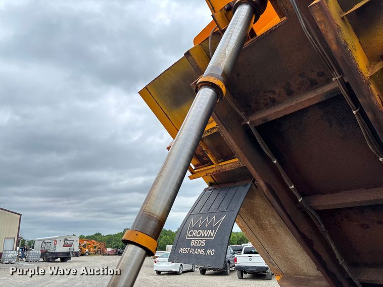 image for item FC5816 2001 International 4900 dump truck