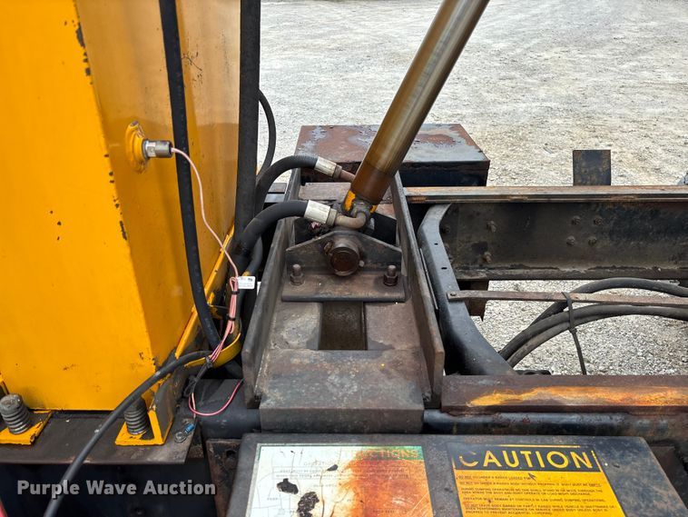 image for item FC5816 2001 International 4900 dump truck