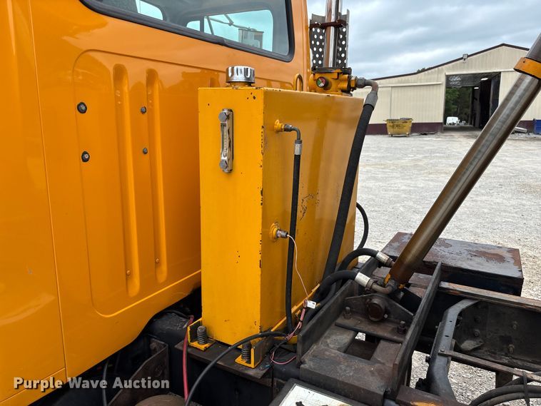 image for item FC5816 2001 International 4900 dump truck