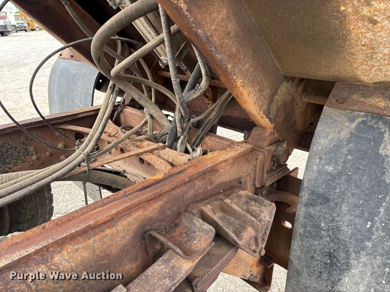 image for item FC5816 2001 International 4900 dump truck