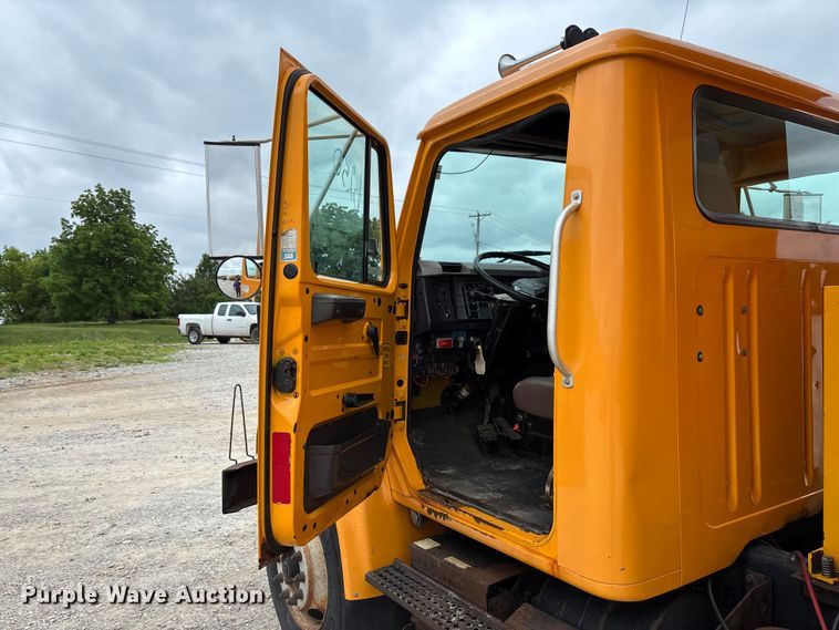 image for item FC5816 2001 International 4900 dump truck