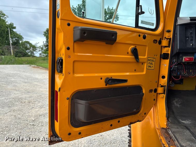 image for item FC5816 2001 International 4900 dump truck