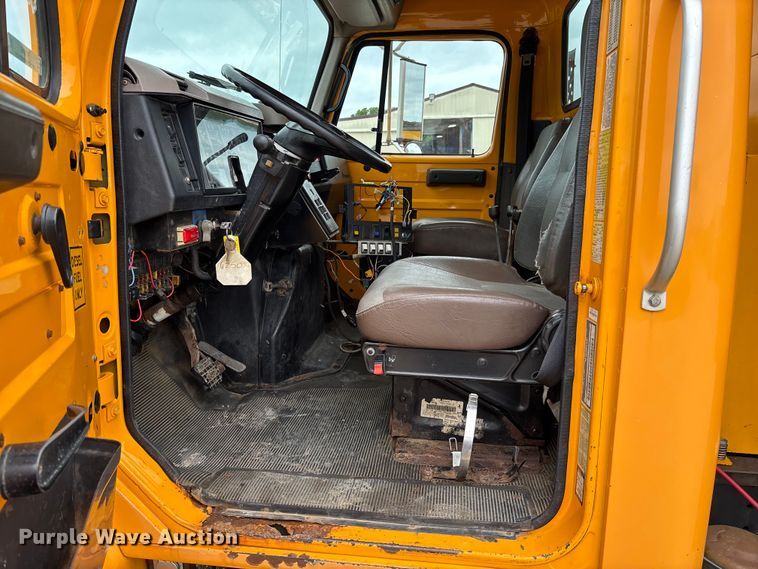 image for item FC5816 2001 International 4900 dump truck