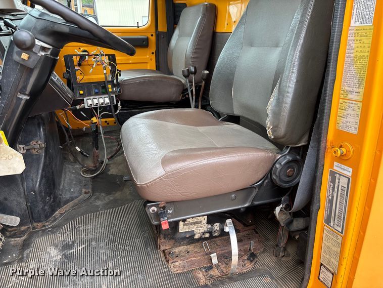 image for item FC5816 2001 International 4900 dump truck
