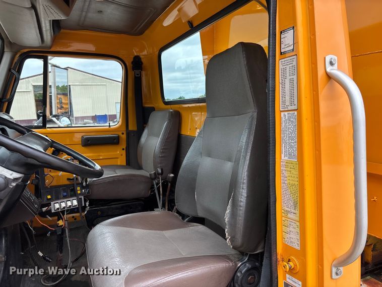 image for item FC5816 2001 International 4900 dump truck