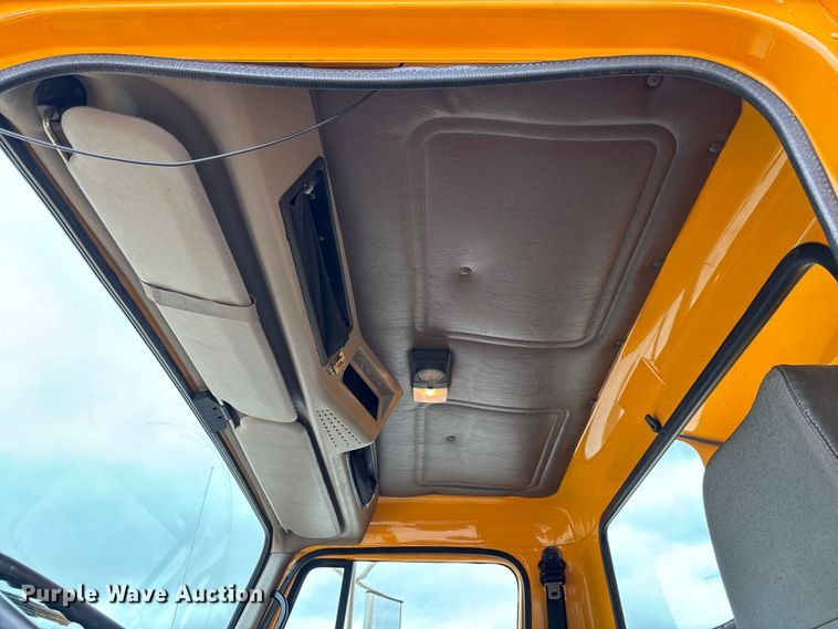 image for item FC5816 2001 International 4900 dump truck