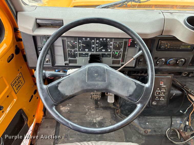 image for item FC5816 2001 International 4900 dump truck