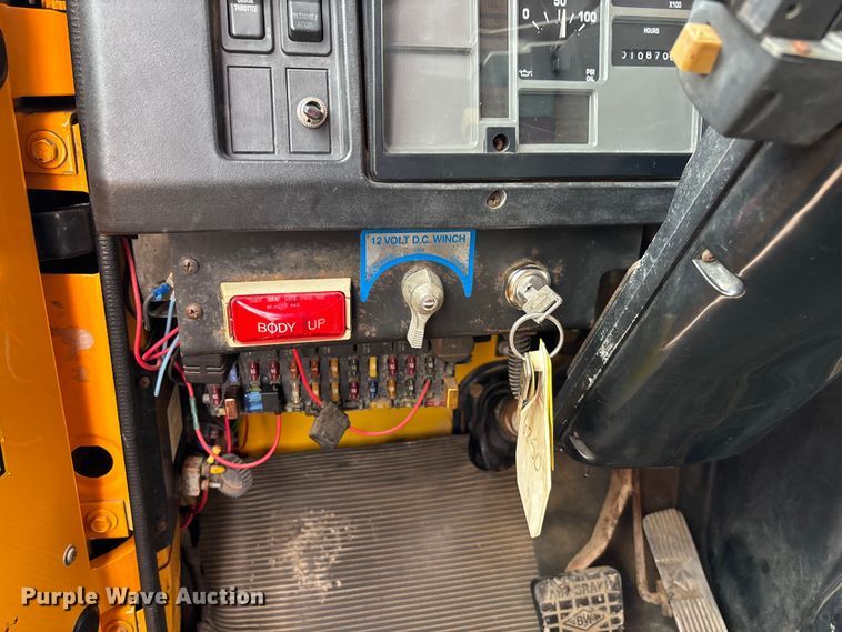 image for item FC5816 2001 International 4900 dump truck