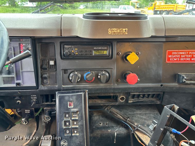 image for item FC5816 2001 International 4900 dump truck