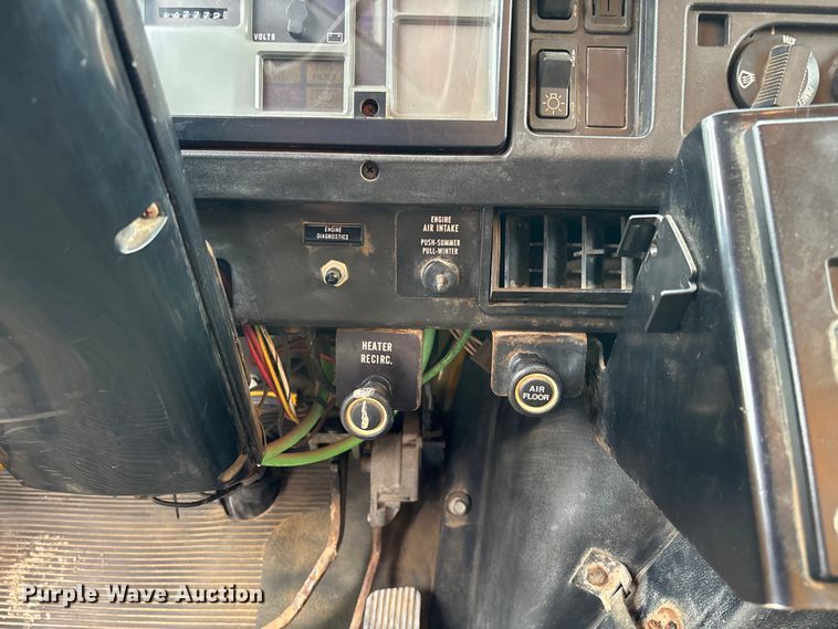 image for item FC5816 2001 International 4900 dump truck