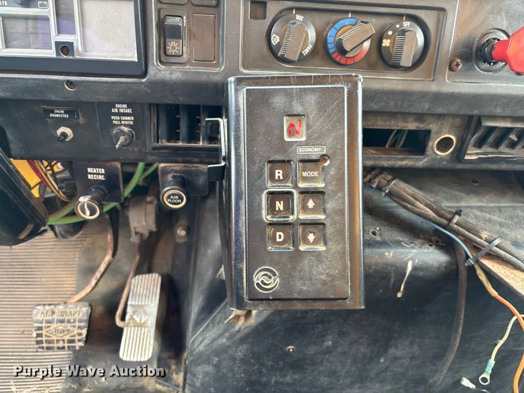 image for item FC5816 2001 International 4900 dump truck