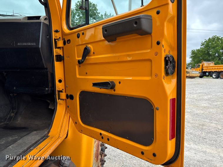 image for item FC5816 2001 International 4900 dump truck