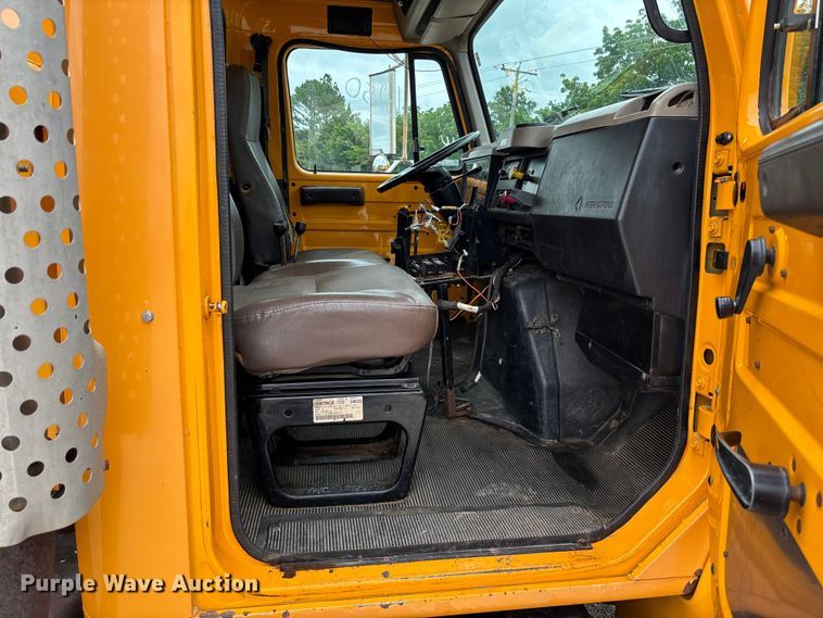 image for item FC5816 2001 International 4900 dump truck