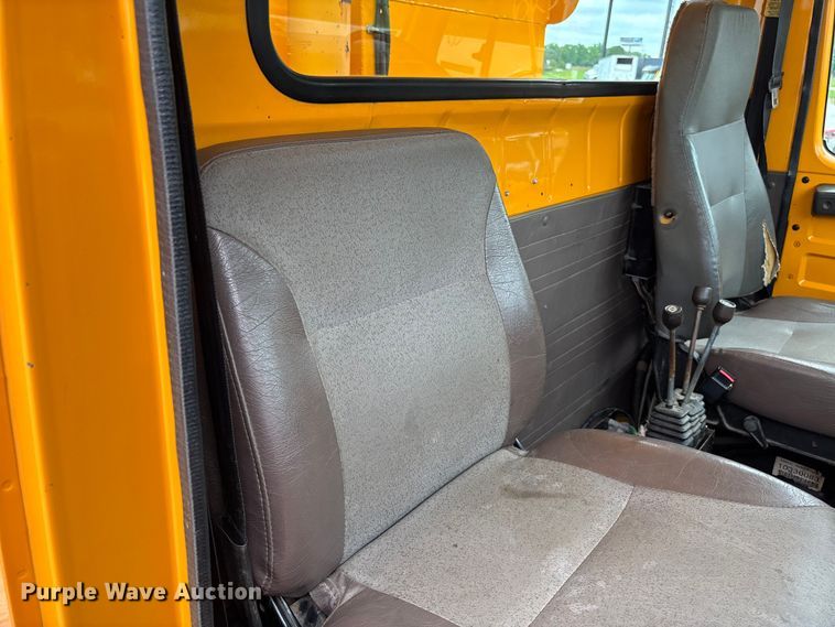 image for item FC5816 2001 International 4900 dump truck