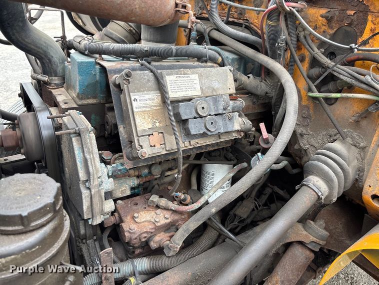 image for item FC5816 2001 International 4900 dump truck