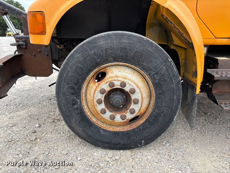 image for item FC5816 2001 International 4900 dump truck