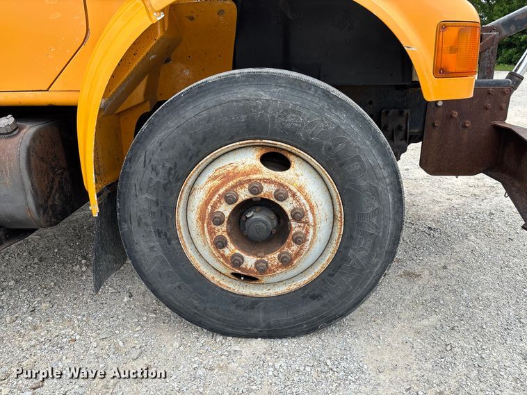 image for item FC5816 2001 International 4900 dump truck
