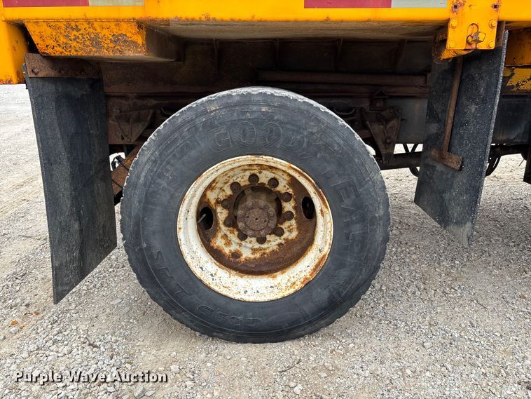 image for item FC5816 2001 International 4900 dump truck