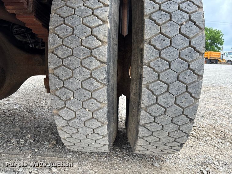 image for item FC5816 2001 International 4900 dump truck