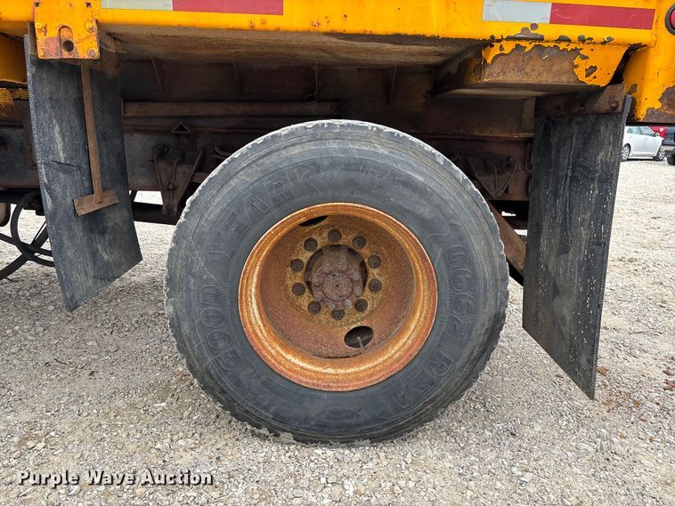 image for item FC5816 2001 International 4900 dump truck