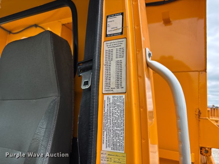 image for item FC5816 2001 International 4900 dump truck