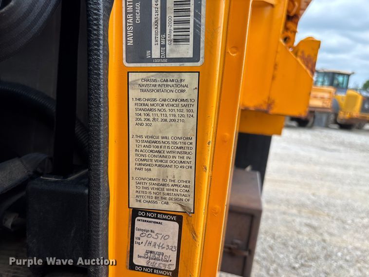 image for item FC5816 2001 International 4900 dump truck