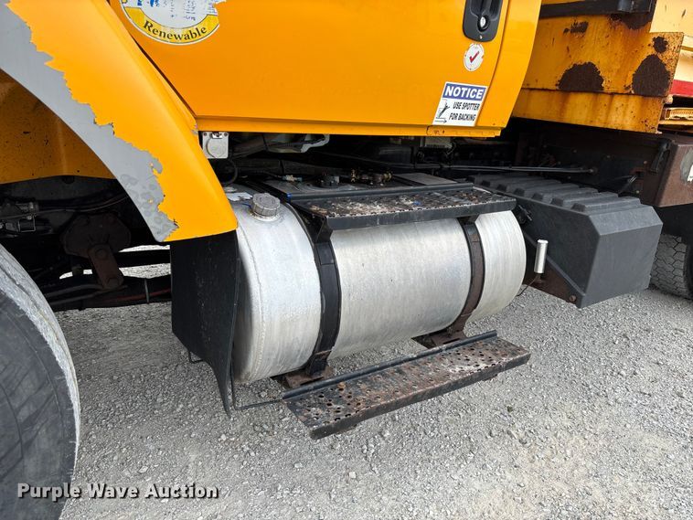 image for item FC5818 2005 International 7400 dump truck