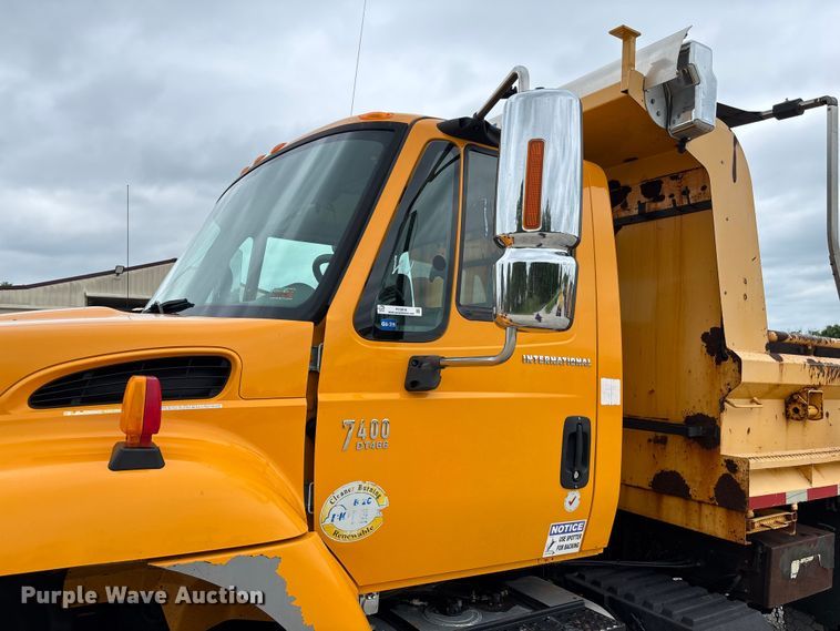image for item FC5818 2005 International 7400 dump truck