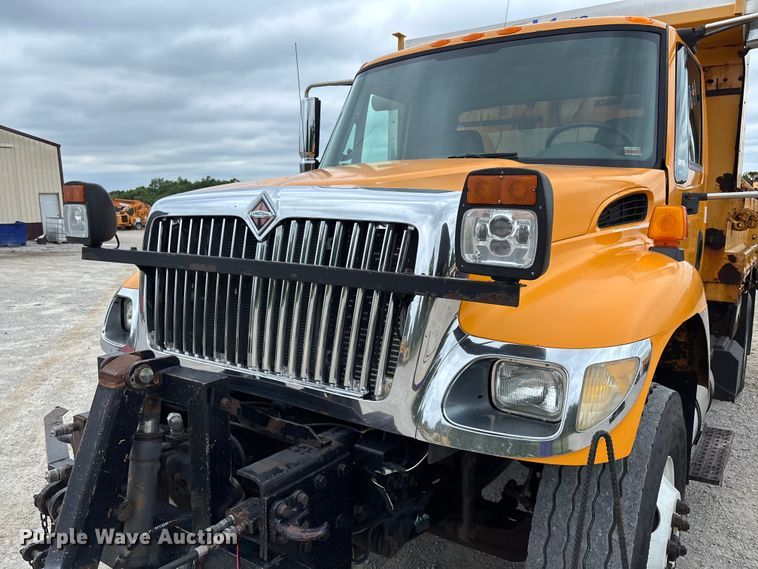 image for item FC5818 2005 International 7400 dump truck
