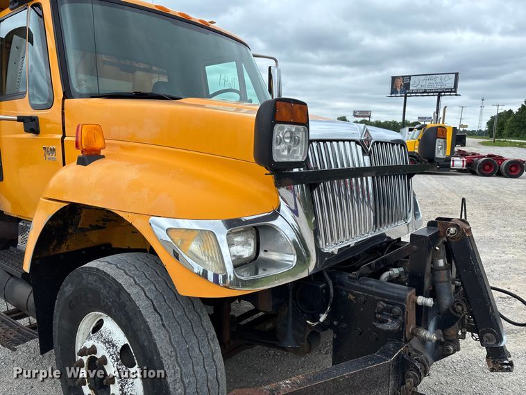 image for item FC5818 2005 International 7400 dump truck