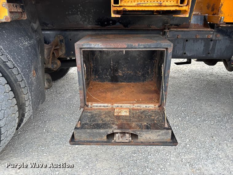 image for item FC5818 2005 International 7400 dump truck