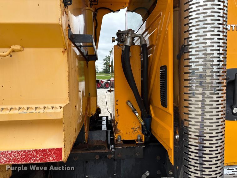image for item FC5818 2005 International 7400 dump truck