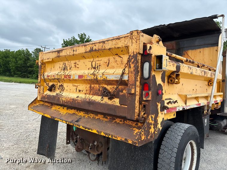 image for item FC5818 2005 International 7400 dump truck