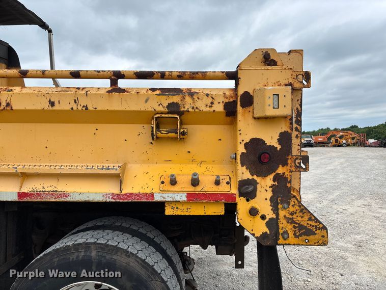 image for item FC5818 2005 International 7400 dump truck