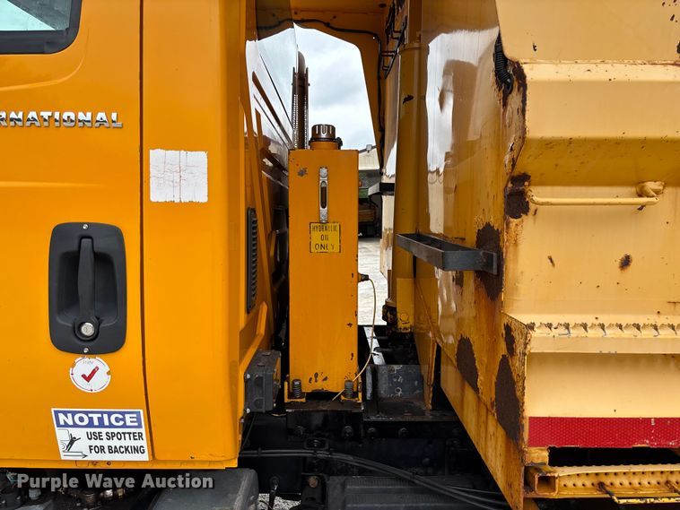 image for item FC5818 2005 International 7400 dump truck