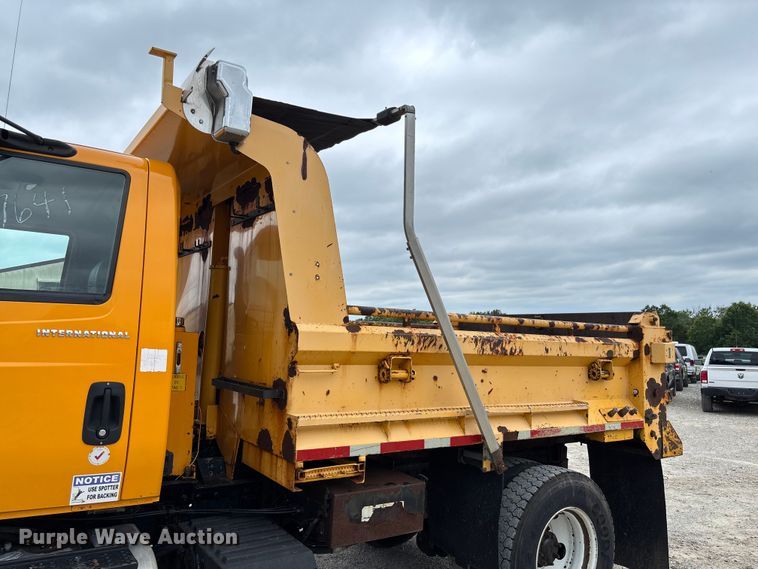 image for item FC5818 2005 International 7400 dump truck