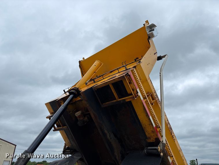 image for item FC5818 2005 International 7400 dump truck