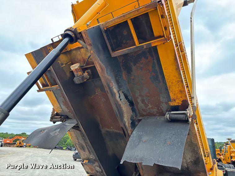 image for item FC5818 2005 International 7400 dump truck