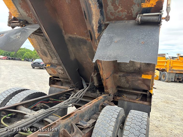 image for item FC5818 2005 International 7400 dump truck