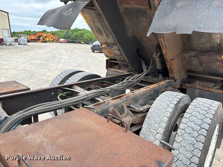 image for item FC5818 2005 International 7400 dump truck