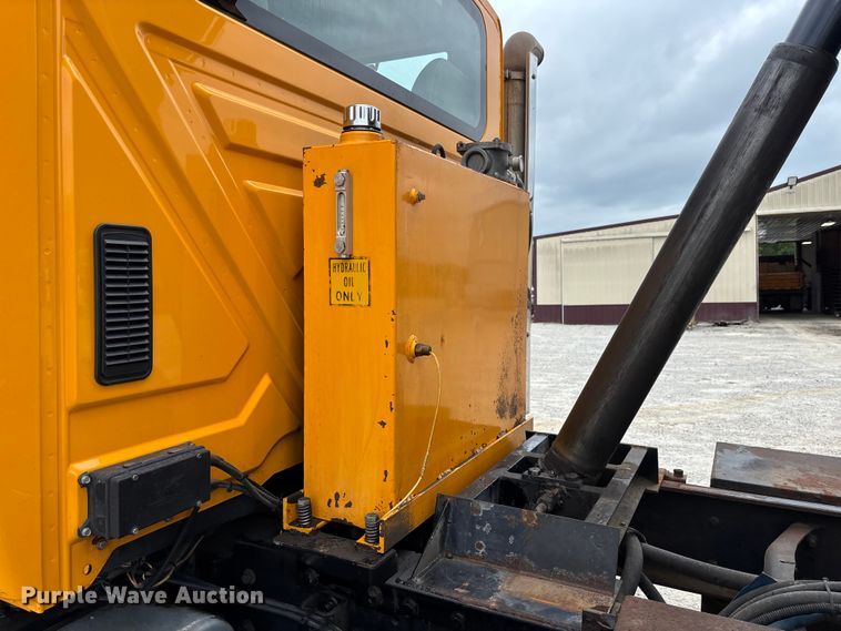 image for item FC5818 2005 International 7400 dump truck